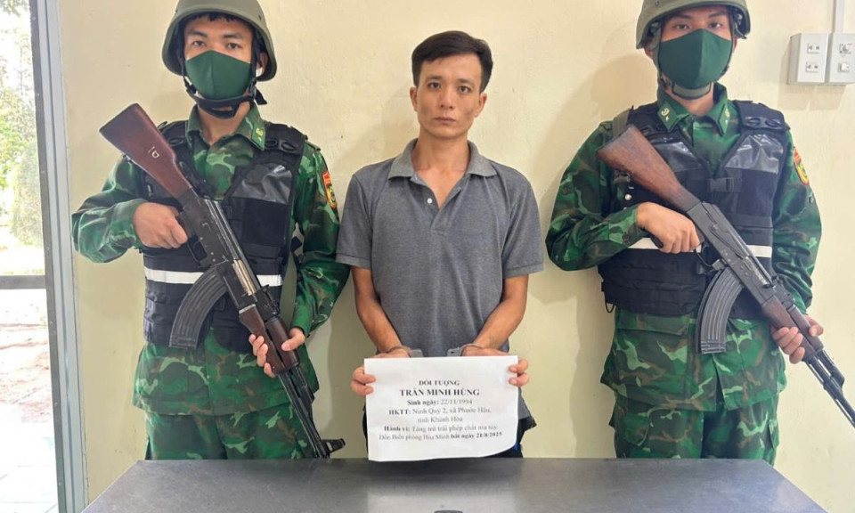 Thanh niên đi bộ bất ngờ bị biên phòng kiểm tra, phát hiện gói ma túy trong túi