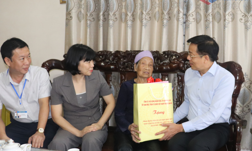 Chủ tịch Ủy ban MTTQ tỉnh thăm, tặng quà Mẹ Việt Nam Anh hùng và Nghệ nhân nhân dân 