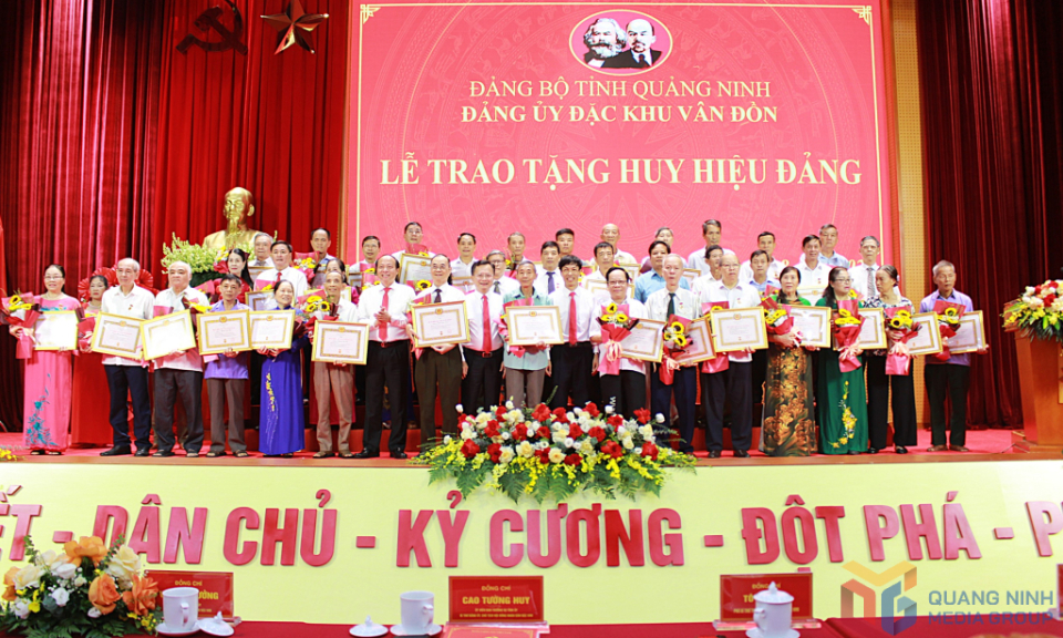 Đảng ủy đặc khu Vân Đồn trao tặng Huy hiệu Đảng đợt 2/9