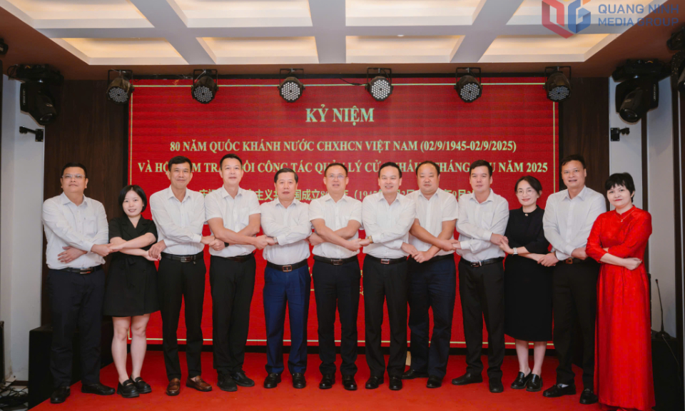 Cục Thương mại TP Phòng Thành Cảng (Trung Quốc) chúc mừng BQL Cửa khẩu tỉnh Quảng Ninh nhân kỷ niệm 80 năm Quốc khánh