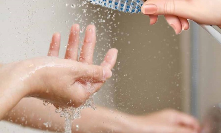 Bác sĩ tim mạch cảnh báo rủi ro khi bật bình nóng lạnh lúc tắm