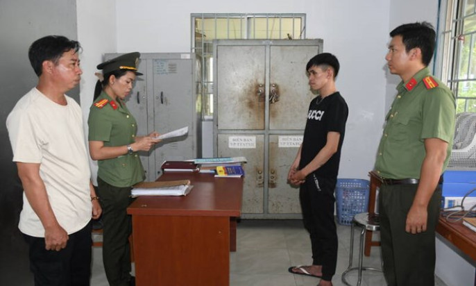 Mang súng đi giải quyết mâu thuẫn, một thanh niên ở Vĩnh Long bị bắt tạm giam