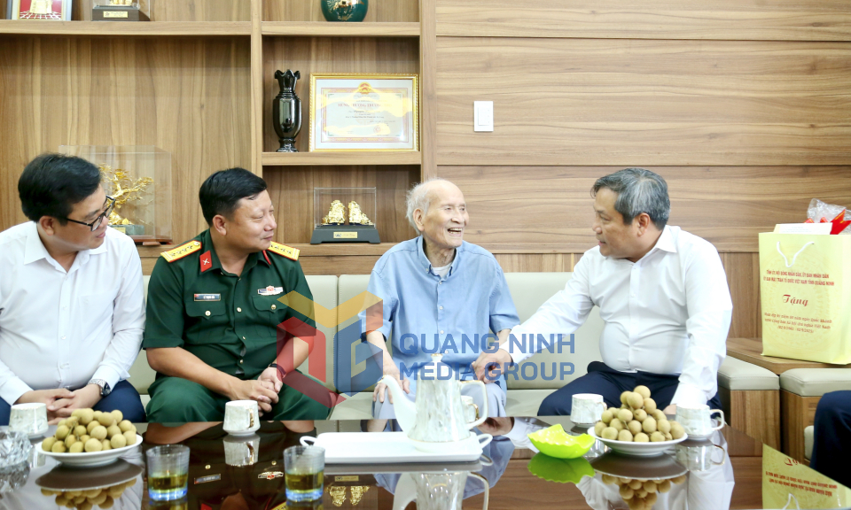 Đồng chí Vũ Đại Thắng, Bí thư Tỉnh ủy thăm, tặng quà nhân kỷ niệm 80 năm Cách mạng Tháng Tám và Quốc khánh 2/9, tháng 8-2025