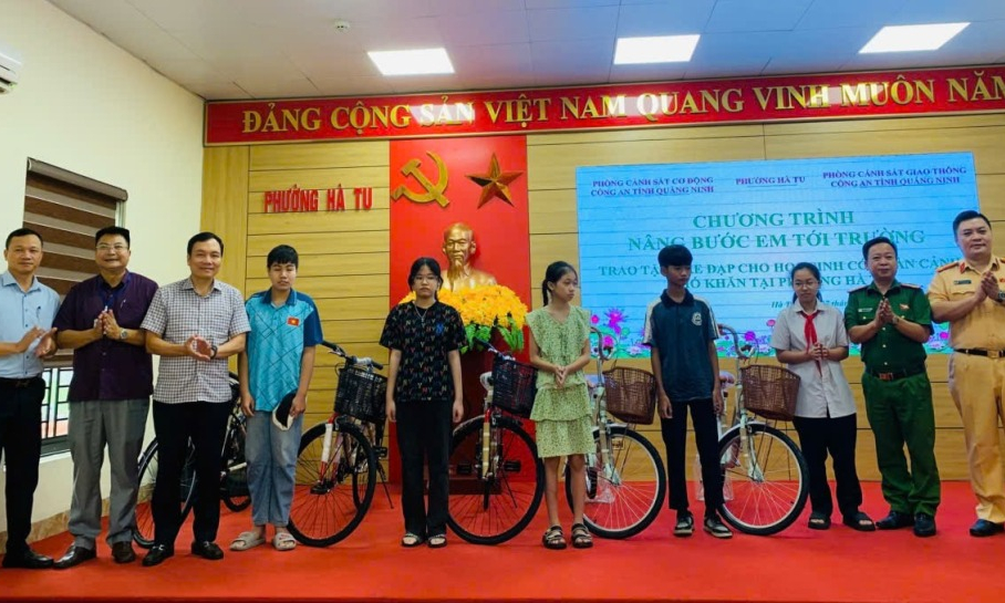 Công an tỉnh tặng 30 xe đạp cho học sinh có hoàn cảnh khó khăn