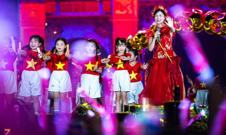 Hòa Minzy và sức hút của âm nhạc yêu nước