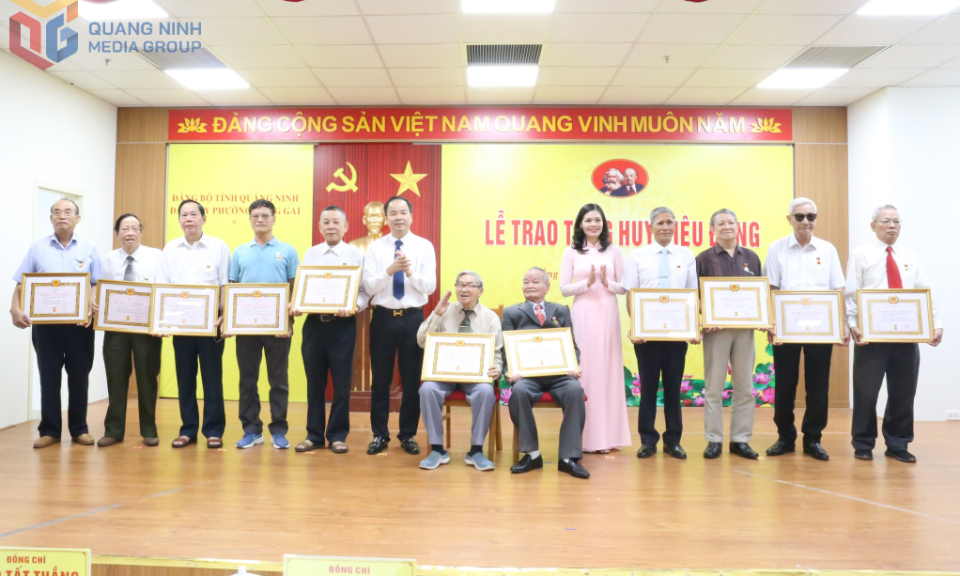 Trao Huy hiệu Đảng cho đảng viên đợt 2/9/2025