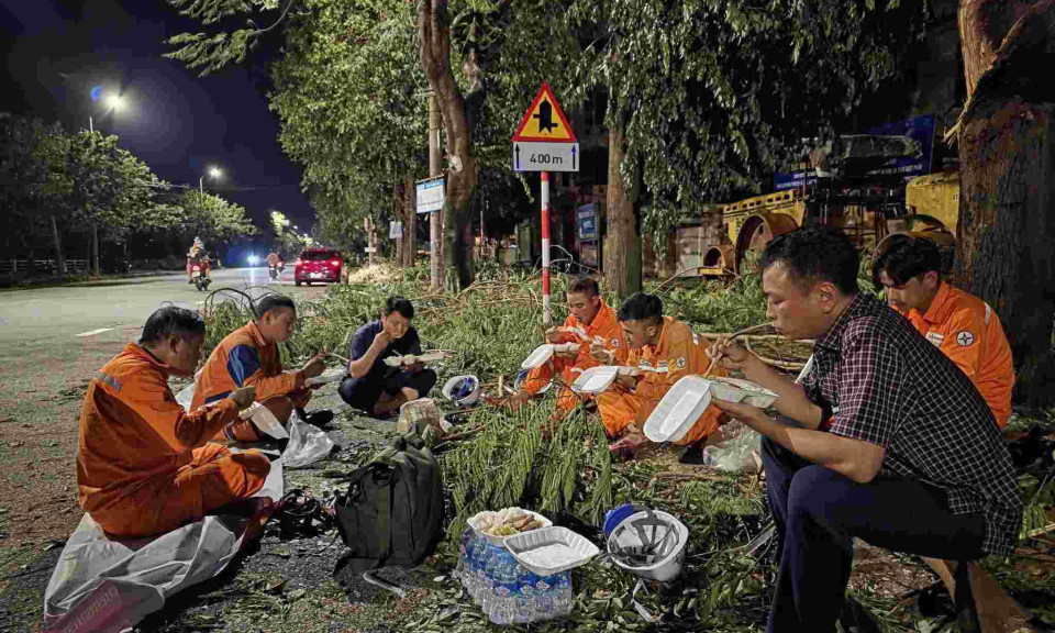 Chấm dứt hợp đồng với nhà hàng sau vụ suất cơm chặt chém công nhân khắc phục bão số 5