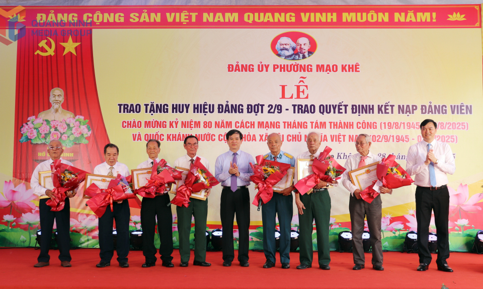 Đảng ủy phường Mạo Khê trao Huy hiệu Đảng và Quyết định kết nạp đảng viên dịp 2/9