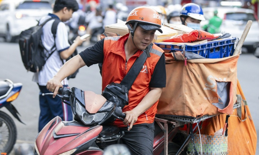 Người Việt chi hơn 9.000 tỷ đồng sắm quần áo trên Shopee, Lazada