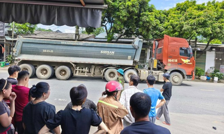 Người đàn ông tử vong khi lao vào đầu xe tải ở Lào Cai