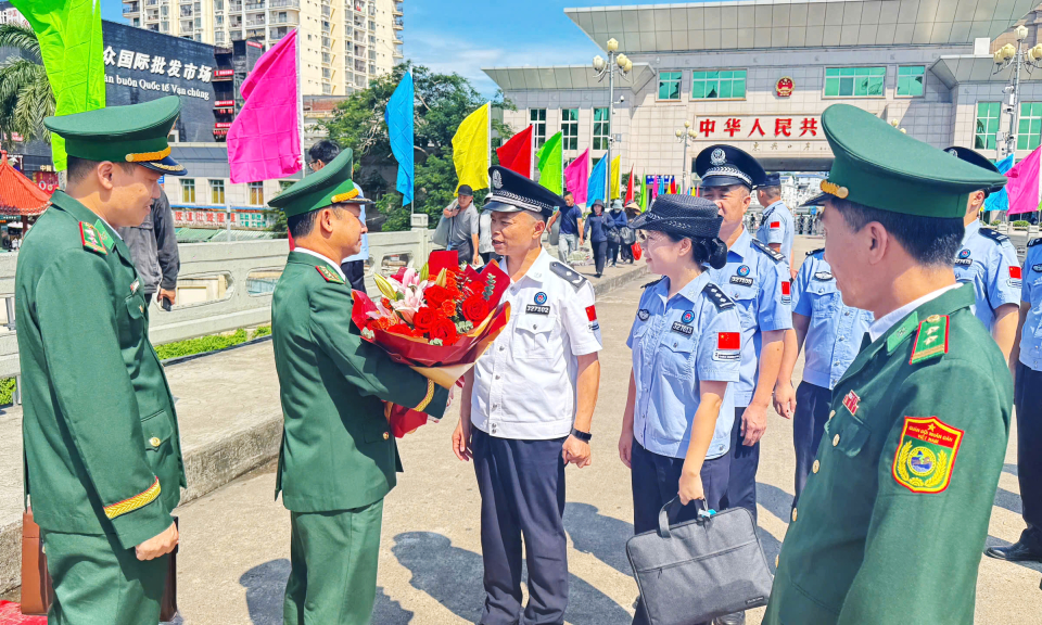 Chi đội quản lý biên giới Phòng Thành Cảng (Trung Quốc) hội đàm với các đồn Biên phòng tuyến biên giới tỉnh Quảng Ninh (Việt Nam)