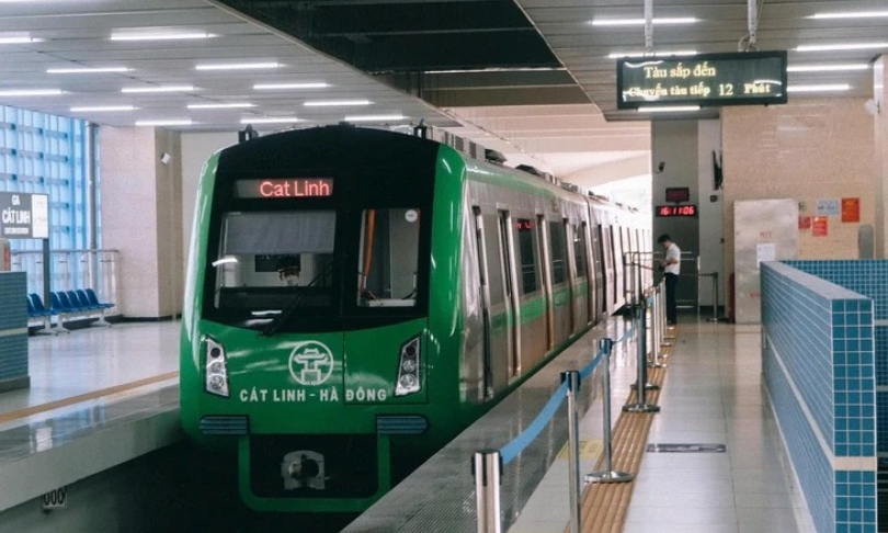 Tàu metro tại Hà Nội chạy tới hơn 3h sáng để chở người dân đi xem diễu binh