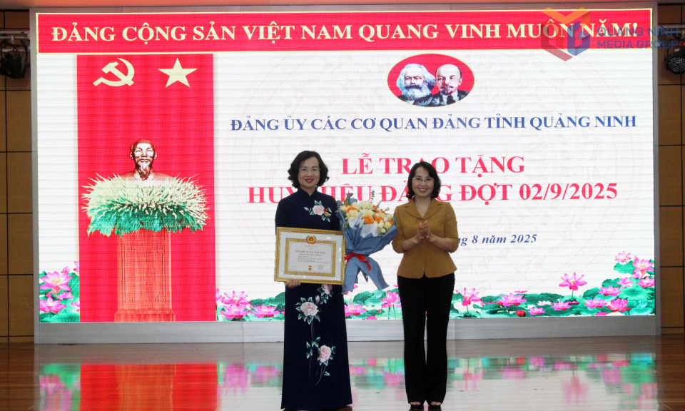 Đảng ủy các Cơ quan Đảng tỉnh trao tặng Huy hiệu Đảng đợt 2/9