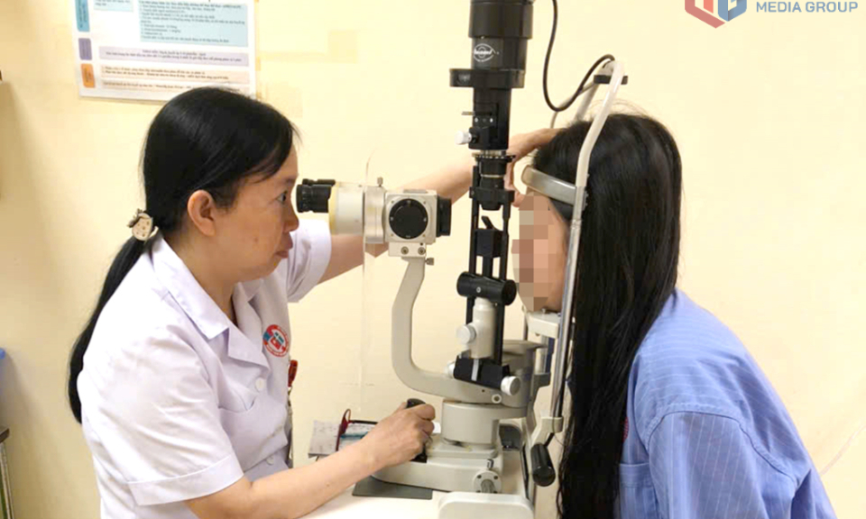 Đeo kính áp tròng, nữ bệnh nhân 20 tuổi loét giác mạc