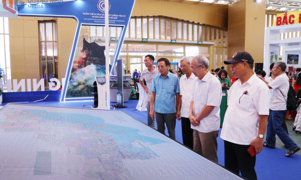 Các đồng chí nguyên lãnh đạo tỉnh tham quan Triển lãm thành tựu đất nước 