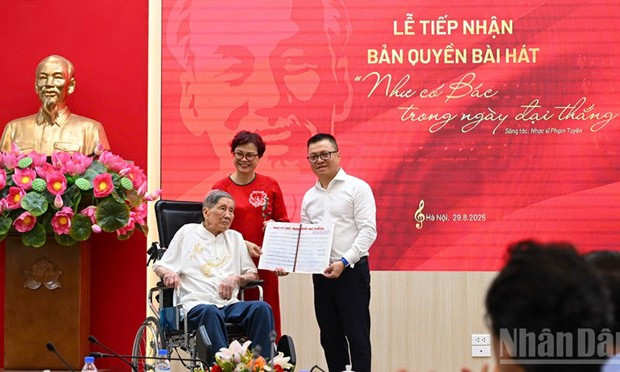 Nhạc sĩ Phạm Tuyên trao tặng ca khúc “Như có Bác trong ngày đại thắng” cho Báo Nhân Dân
