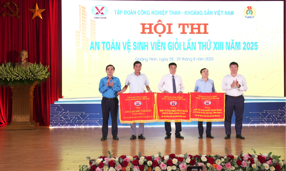 Khen thưởng 13 An toàn vệ sinh viên giỏi, 98 An toàn vệ sinh viên xuất sắc