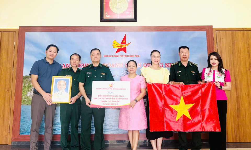 Đồn Biên phòng Đảo Trần đón nhận cờ Tổ quốc do tập thể, cá nhân trao tặng