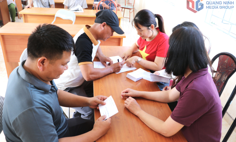 Vân Đồn trao tặng quà của Chính phủ cho người dân nhân kỷ niệm 80 năm Cách mạng Tháng 8 và Quốc khánh 2/9