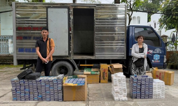 Mật phục bắt quả tang 2 đối tượng mua bán gần 3.000 bao thuốc lá lậu bằng xe tải