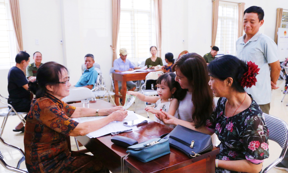Nhân dân Quảng Ninh hân hoan nhận quà Tết Độc lập
