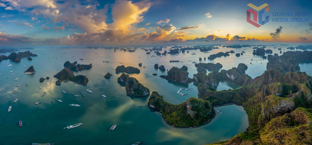 Buổi sớm mùa thu trên Vịnh Hạ Long.