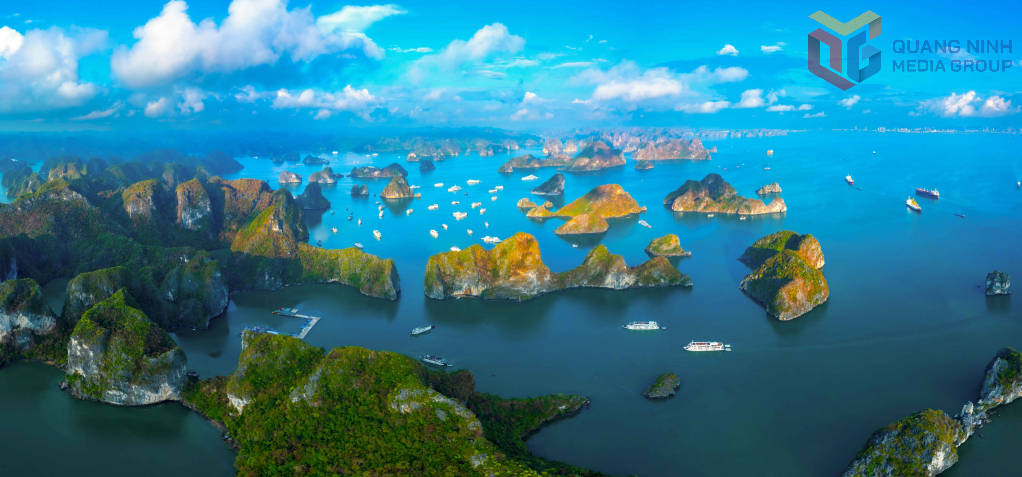 Mùa thu Hạ Long đẹp lạ lẫm và mơ màng.
