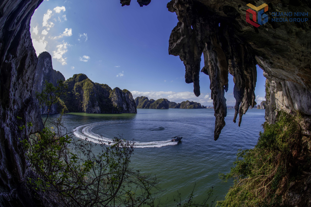 Hạ Long vào thu có góc nhìn lạ lẫm và kỳ vĩ.