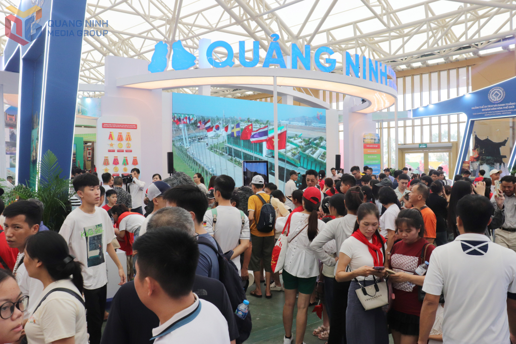 Không gian trưng bày của tỉnh Quảng Ninh hút khách.