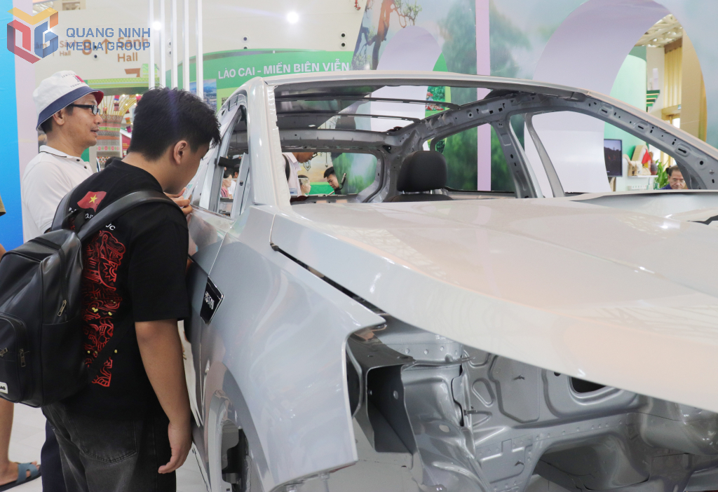 Nhiều sản phẩm của ngành công nghiệp chế biến, chế tạo được trưng bày trong không gian triển lãm.