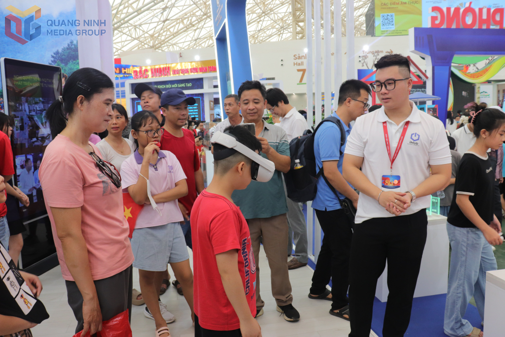 Không gian trưng bày của tỉnh Quảng Ninh tại triển lãm còn thu hút du khách trải nghiệm những sản phẩm, tính năng công nghệ hiện đại do chính các doanh nghiệp trên địa bàn tỉnh nghiên cứu, sản xuất.