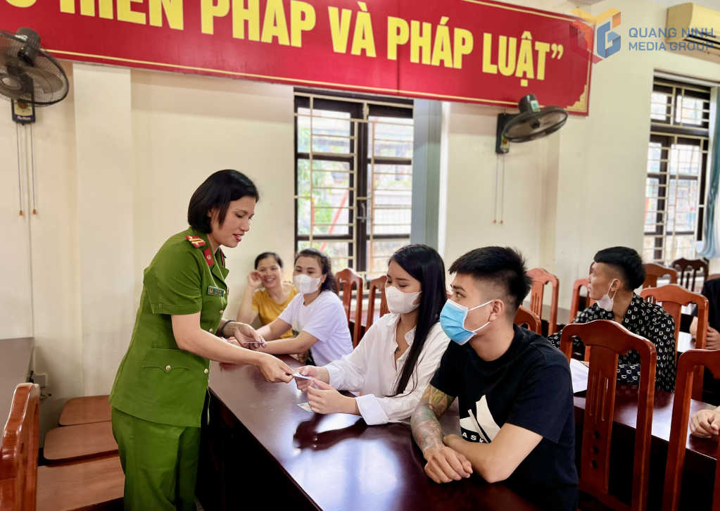Cán bộ quản giáo phát thẻ sim điện thoại cho người được đặc xá.