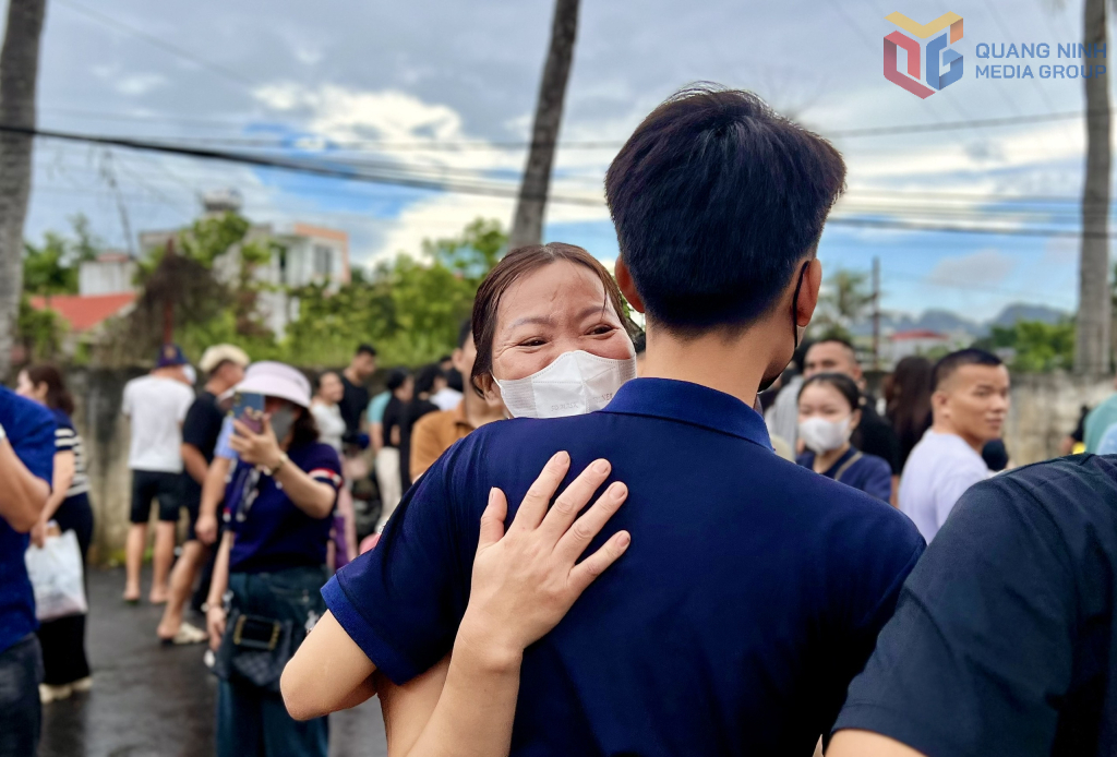 Người được đặc xá vỡ òa hạnh phúc trở về trong vòng tay gia đình.