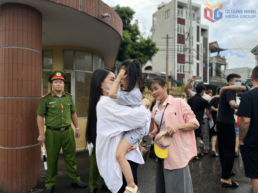 Em bé đi đón mẹ trở về.