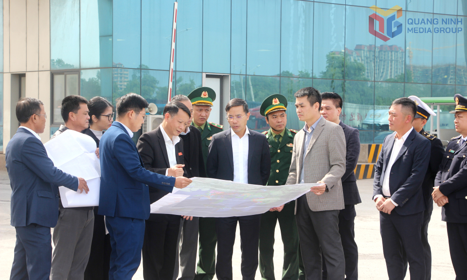 Đồng chí Phạm Đức Ấn, Chủ tịch UBND tỉnh, kiểm tra quá trình xây dựng cửa khẩu thông minh tại Móng Cái (tháng 2/2025). 
