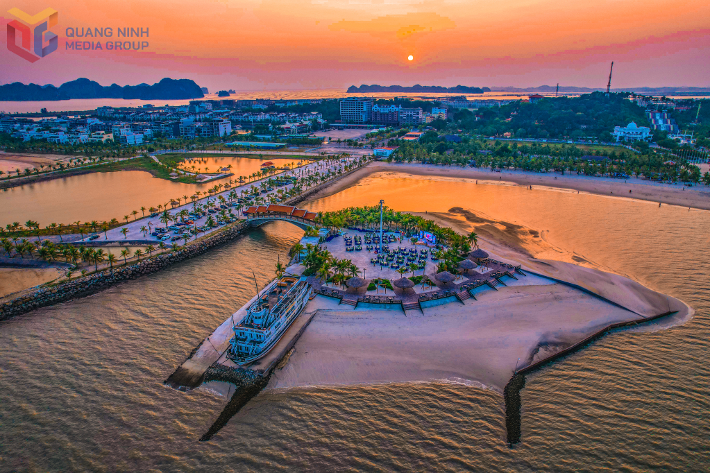Hoàng hôn xuống trên đảo ngọc Tuần Châu.