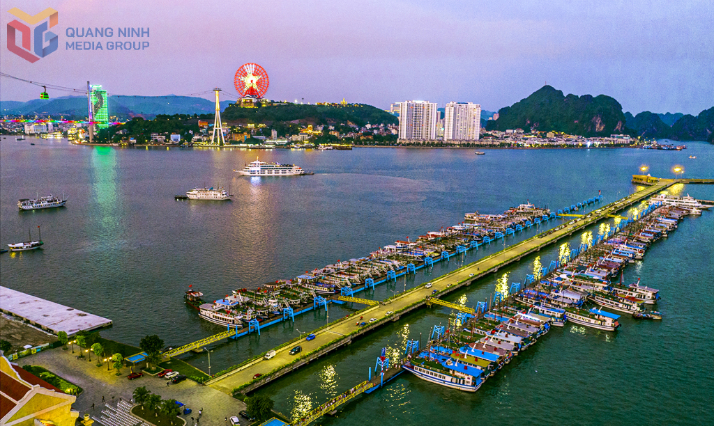 Khu vực Hòn Gai nhìn từ biển.