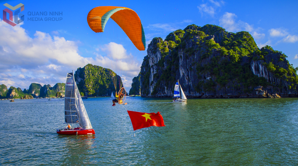 Bay lượn trên biển Hạ Long.
