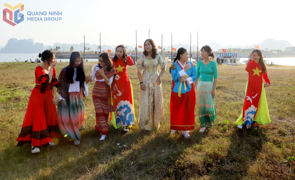 Du khách dạo chơi phố biển.