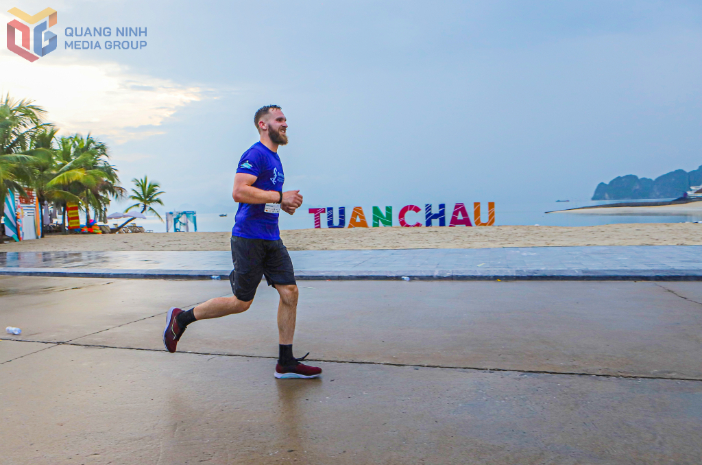 Chạy bộ trên bờ biển.