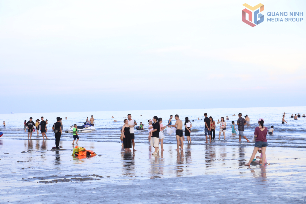Khách du lịch tắm biển Trà Cổ