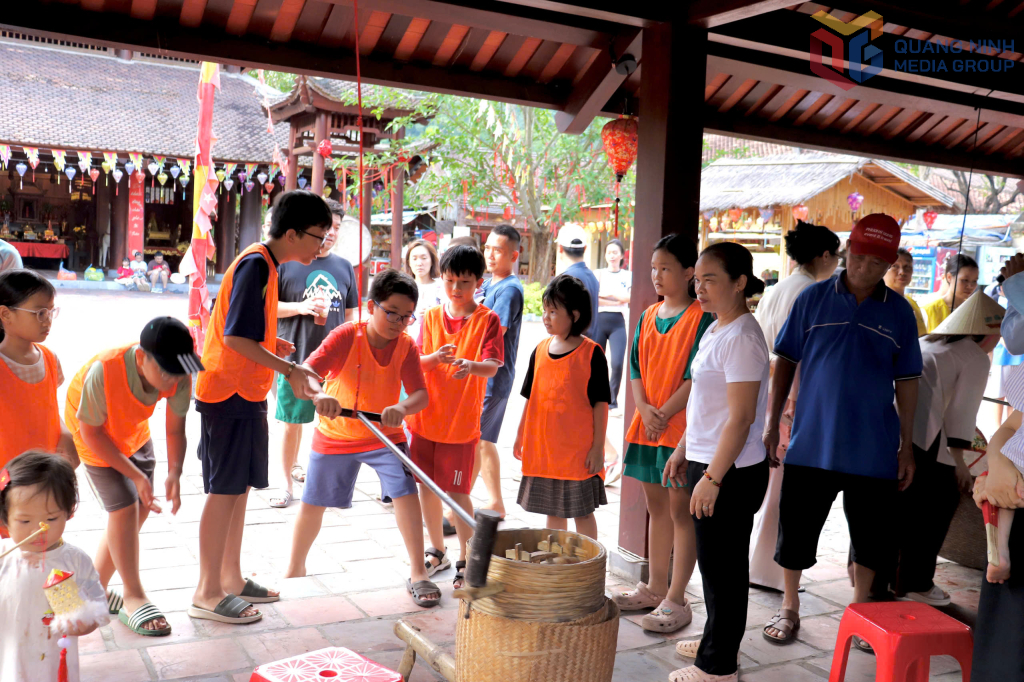 Các em nhỏ thích thú với trải nghiệm xay thóc, giã gạo.