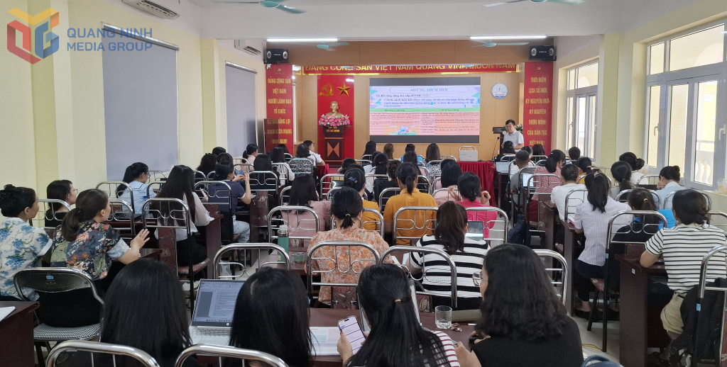 BHXH tỉnh phối hợp với Sở GD&ĐT tổ chức tuyên truyền, phổ biến và đối thoại về Luật BHXH số 41/2024/QH15 cho giáo viên đang giảng dạy môn Kinh tế - Pháp luật tại các trường THPT trên địa bàn toàn tỉnh, tháng 8/2025.