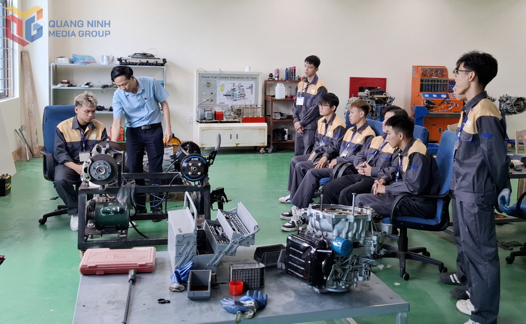 Sinh viên Khoa Công nghệ ô tô. Trường Cao đẳng Việt – Hàn Quảng Ninh trong giờ học thực hành.