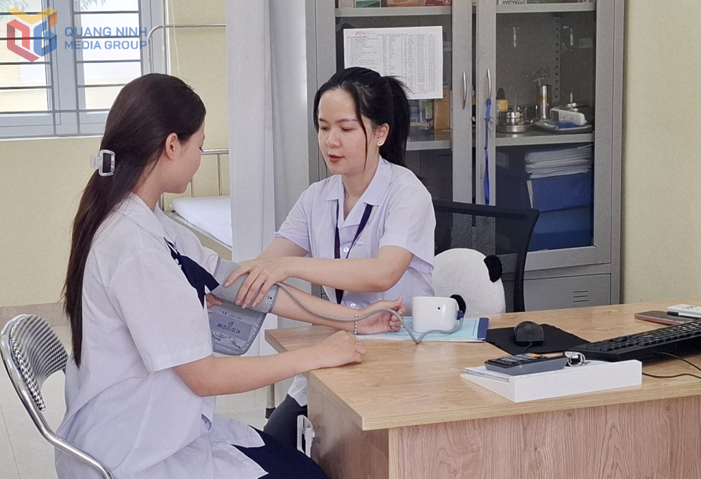 Cán bộ y tế Trường THPT Ngô Quyền (phường Cao Xanh) kiểm tra sức khỏe học sinh.