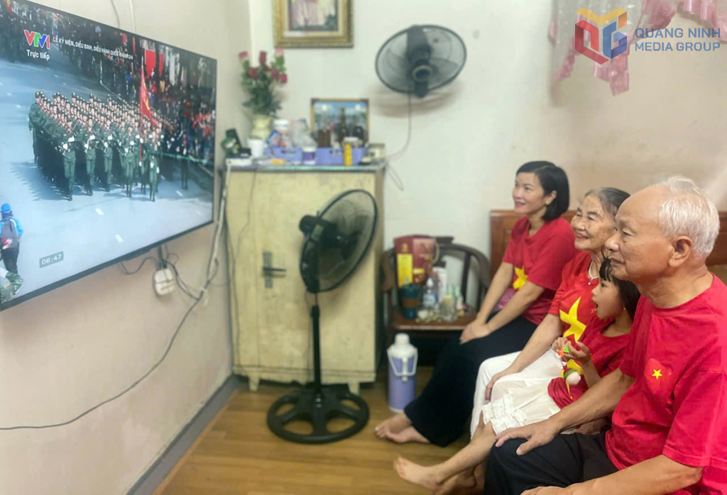 Gia đình ông Hồ Đức Dung, đảng viên 55 năm tuổi Đảng, phường Hạ Long quây quần, dõi theo từng bước chân nghiêm trang của các chiến sĩ trẻ trên Quảng trường Ba Đình lịch sử.