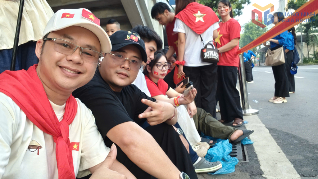 Anh Nguyễn Quyết Tiến, phường Bãi Cháy cũng có mặt từ rất sớm tại Quảng trường Ba Đình để dự Lễ kỷ niệm và diễu binh, diễu hành 80 năm Cách mạng Tháng Tám và Quốc khánh 2/9. Ảnh: Nhân vật cung cấp.