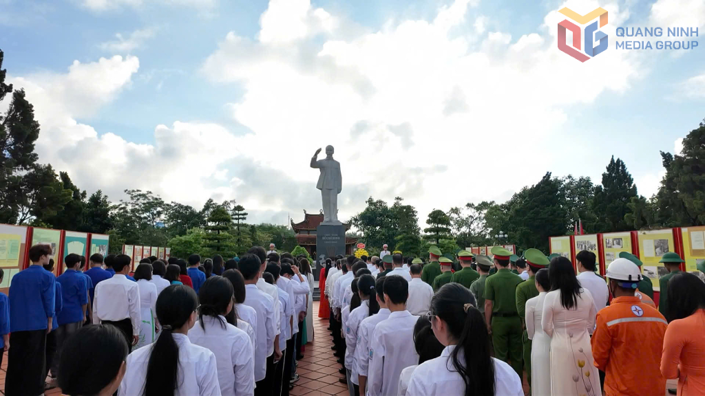 Đặc khu Cô Tô tổ chức dâng hương, dâng hoa tại Tượng đài Bác Hồ trên đảo Cô Tô.