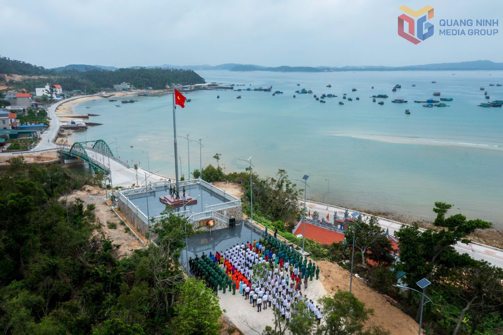 Đặc khu Cô Tô tổ chức Lễ thượng cờ tại Cột cờ Tổ quốc đảo Thanh Lân.