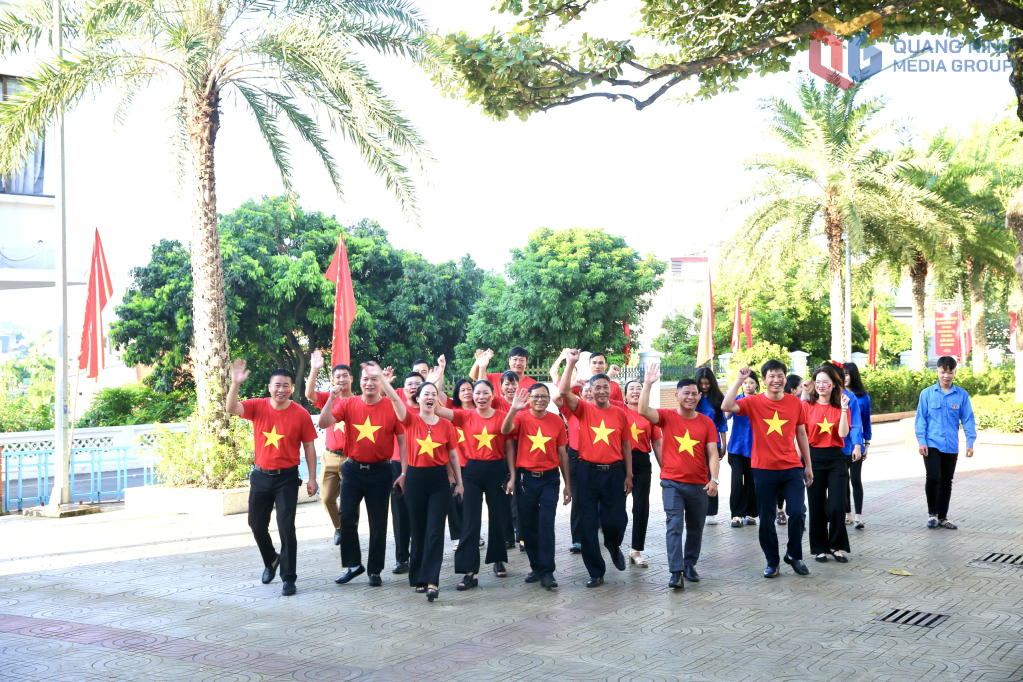 Nhân dân Quảng Ninh nô nức đón chào ngày đại lễ.